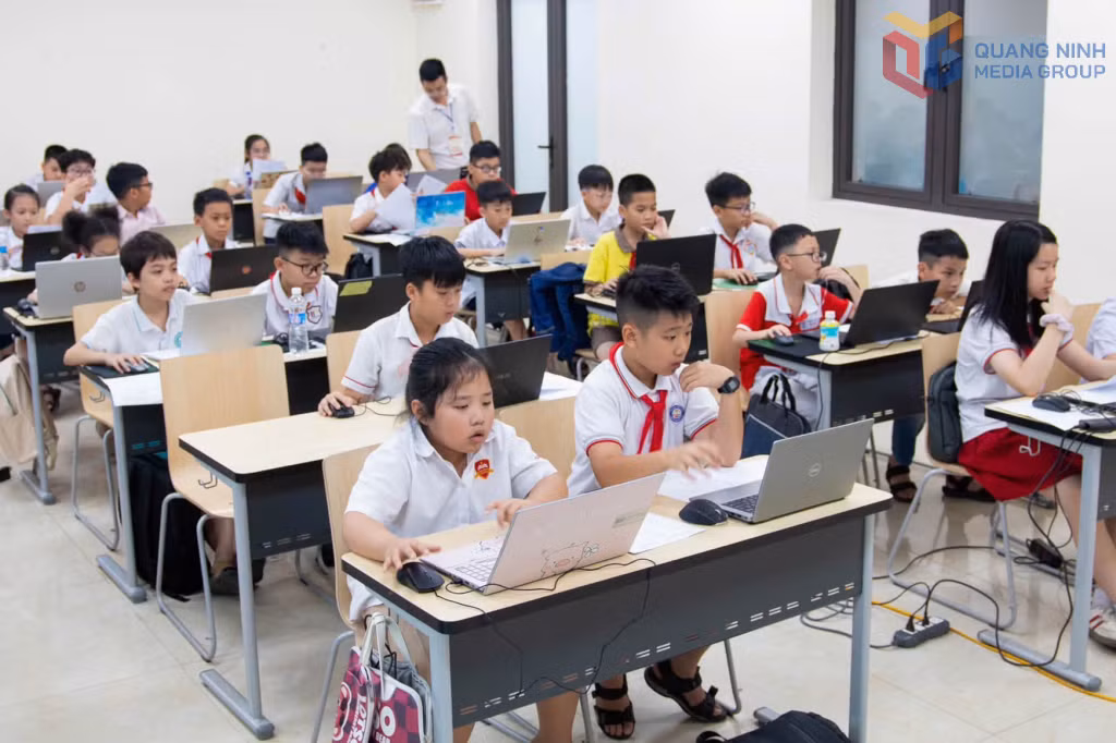 Học sinh tham gia Hội thi Tin học trẻ tỉnh Quảng Ninh năm 2026 do Ban Thường vụ Tỉnh Đoàn phối hợp Sở Giáo dục - Đào tạo và Trường Đại học Hạ Long tổ chức.