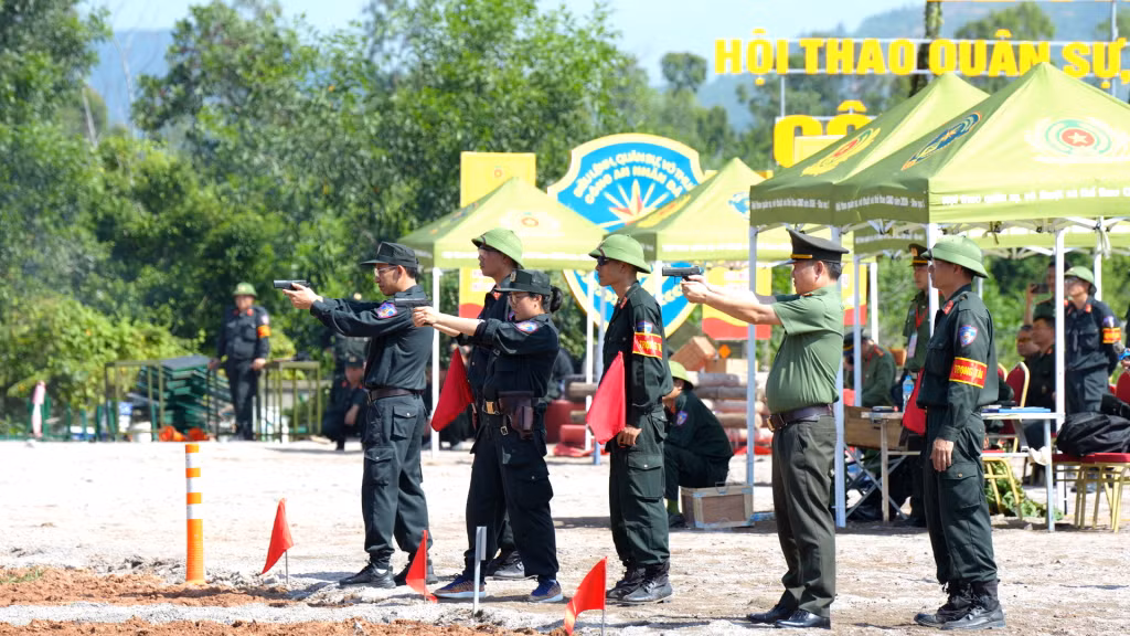 Đội VĐV Công an tỉnh Quảng Ninh thi đấu Nội dung Bắn súng ngắn ứng dụng.