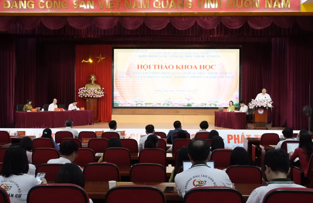đồng chí Lê Mạnh Cường, Phó trưởng Ban Tuyên giáo và Dân vận Tỉnh ủy Quảng Ninh lên phát biểu trao đổi, định hướng tại Hội thảo.