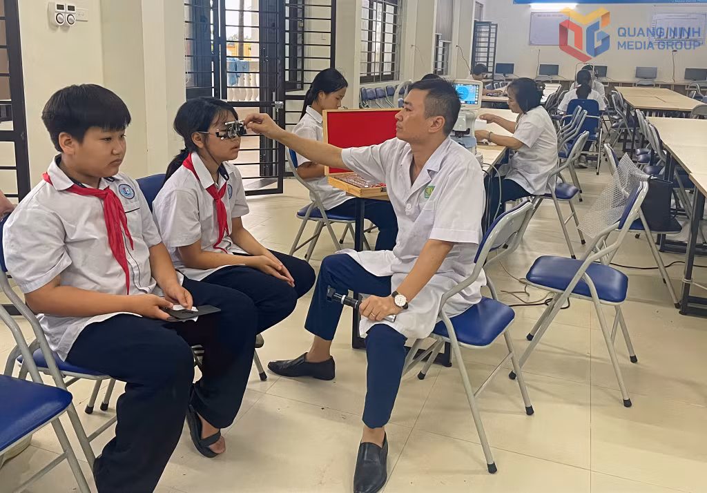 CDC Quảng Ninh triển khai khám mắt cho học sinh tại trường THCS Quảng Hà (xã Quảng Hà).
