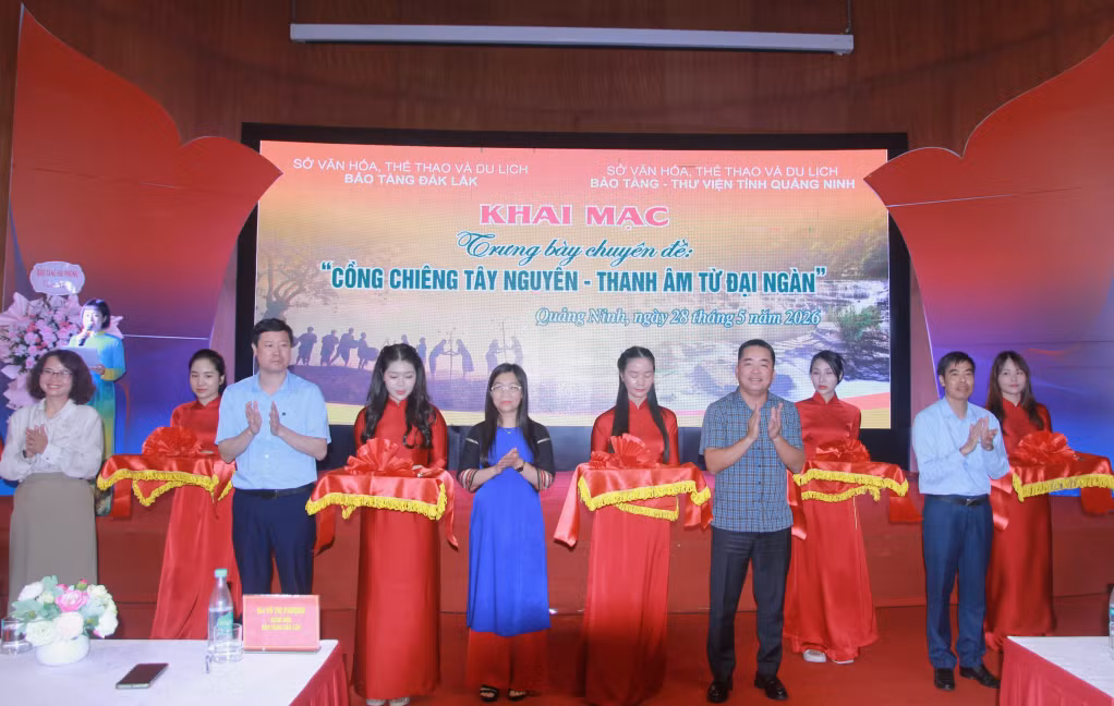 Các đại biểu cắt băng khai mạc triển lãm.