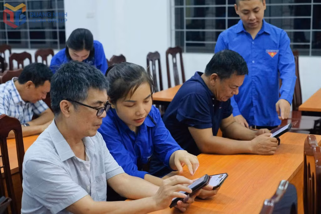 ĐVTN xã Ba Chẽ hỗ trợ đảng viên khu dân cư cài đặt và sử dụng Sổ tay đảng viên điện tử.