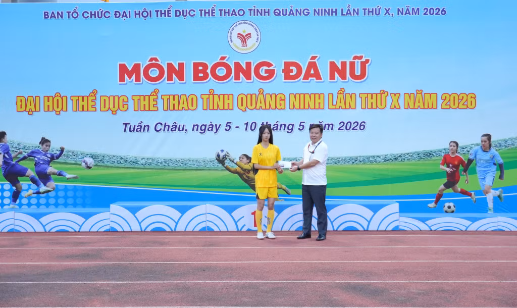 Ban Tổ chức trao giải Thủ môn xuất sắc nhất cho thủ môn Bùi Thị Hương Giang, đội phường Mông Dương.