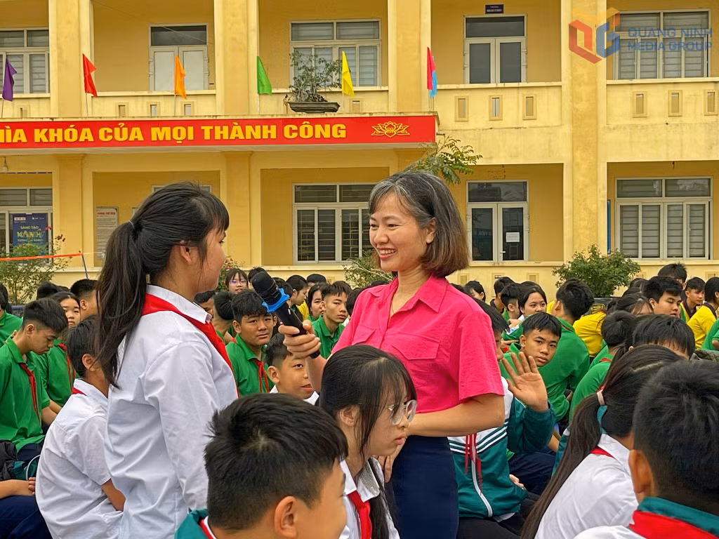CDC Quảng Ninh truyền thông giáo dục SKSS vị thành niên tại trường TH-THCS Tiền An (phường Quảng Yên).