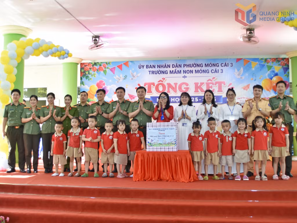 Thiếu tướng Nguyễn Tiến Trung, Ủy viên Ban Thường vụ Tỉnh ủy, Bí thư Đảng ủy, Giám đốc Công an tỉnh, tặng quà cô trò Trường Mầm non Móng Cái 3 nhân Ngày Quốc tế thiếu nhi năm 2026.