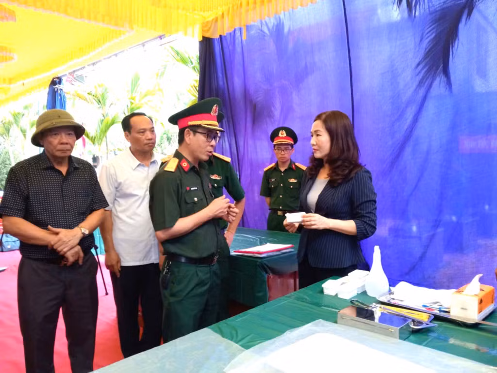 Đồng chí Nguyễn Thị Hạnh, Phó Chủ tịch UBND tỉnh, Trưởng Ban Chỉ đạo 515 tỉnh, trao đổi quy trình lấy mẫu sinh phẩm hài cốt liệt sĩ tại Nghĩa trang Liệt sĩ Phong Cốc, phường Phong Cốc.