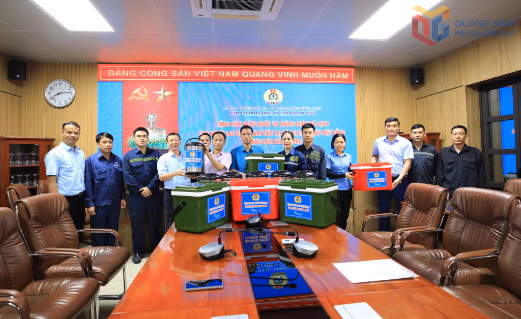 Công đoàn Công ty Than Nam Mẫu trao tặng bình giữ nhiệt, thùng đựng đá lạnh cho các đơn vị