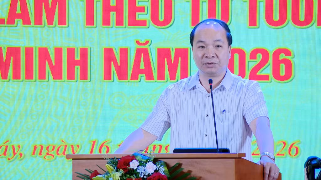 Đồng chí Nguyễn Hoàng Quý, Bí thư Đảng ủy, Chủ tịch HĐND phường Bãi Cháy phát biểu giao nhiệm vụ tại hội nghị.