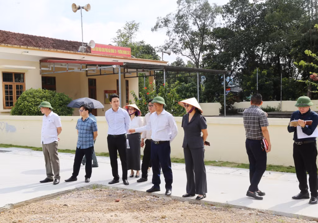 Đoàn giám sát kiểm tra công trình khu vui chơi khu Hải Đông 10, phường Mong Cái 3.