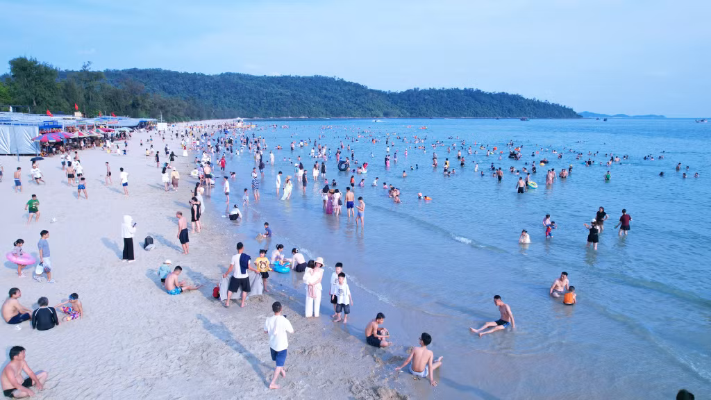 Bãi tắm Vàn Chảy (đặc khu Cô Tô) thu hút đông đảo du khách.