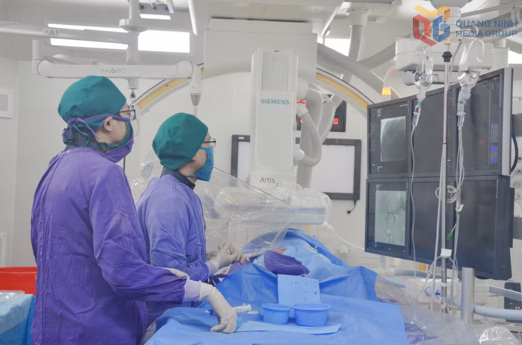 Can thiệp nút mạch điều trị đột quỵ được khoa Chẩn đoán hình ảnh (Bệnh viện Đa khoa tỉnh) triển khai hiệu quả cho người bệnh. Ảnh Nguyễn Hoa