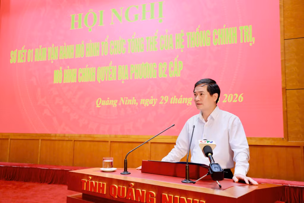 Đồng chí Vũ Quyết Tiến, Phó Bí thư Tỉnh ủy, Chủ tịch Ủy ban MTTQ tỉnh trình bày báo cáo sơ kết thực hiện mô hình chính quyền địa phương 2 cấp.