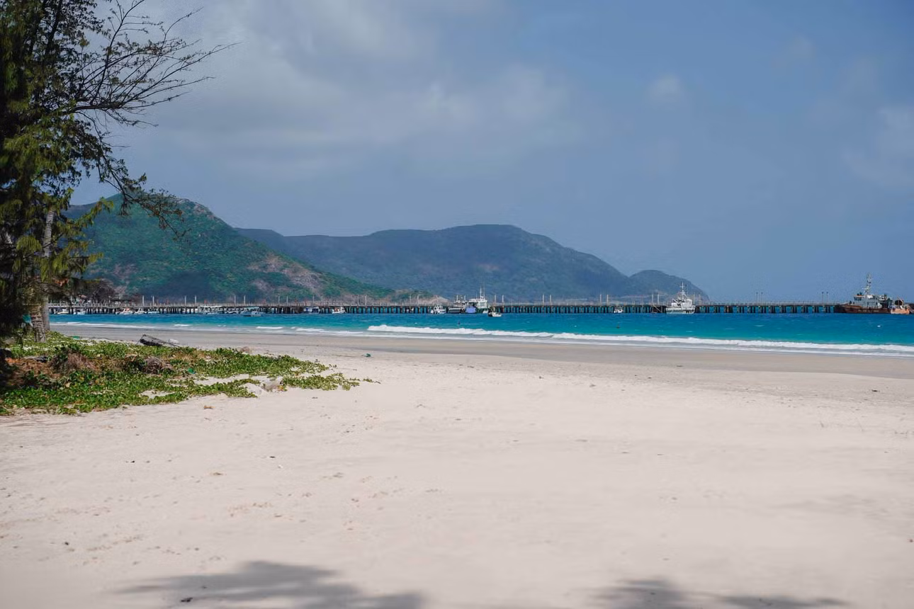 Côn Đảo sở hữu nhiều bãi biển trong xanh, bờ cát trắng xóa. Ảnh: Lê Thành Công