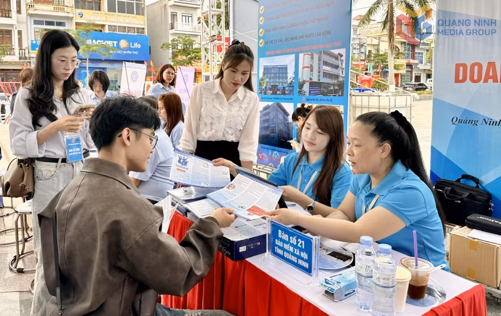 Cán bộ BHXH tỉnh tuyên truyền, tư vấn chính sách BHXH, BHYT cho người lao động trên địa bàn xã Quảng Hà, tháng 3/2026.