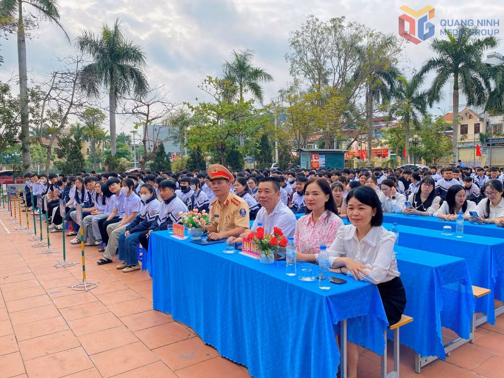 Cô giáo Nguyễn Thị Phượng (ngoài cùng bên phải) tham dự chương trình tuyên truyền, giáo dục kỹ năng sống và phổ biến pháp luật cho học sinh tại Trường TH, THCS&amp;THPT Yên Hưng (phường Quảng Yên).