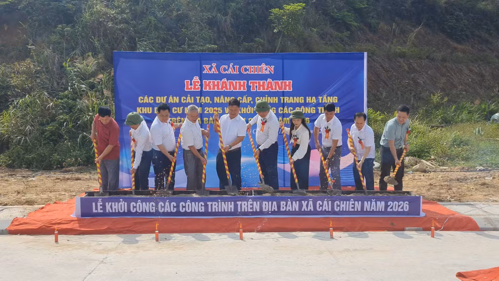 Các đại biểu thực hiện nghi lễ khởi công các công trình cải tạo, nâng cấp, chỉnh trang hạ tầng khu dân cư năm 2026.
