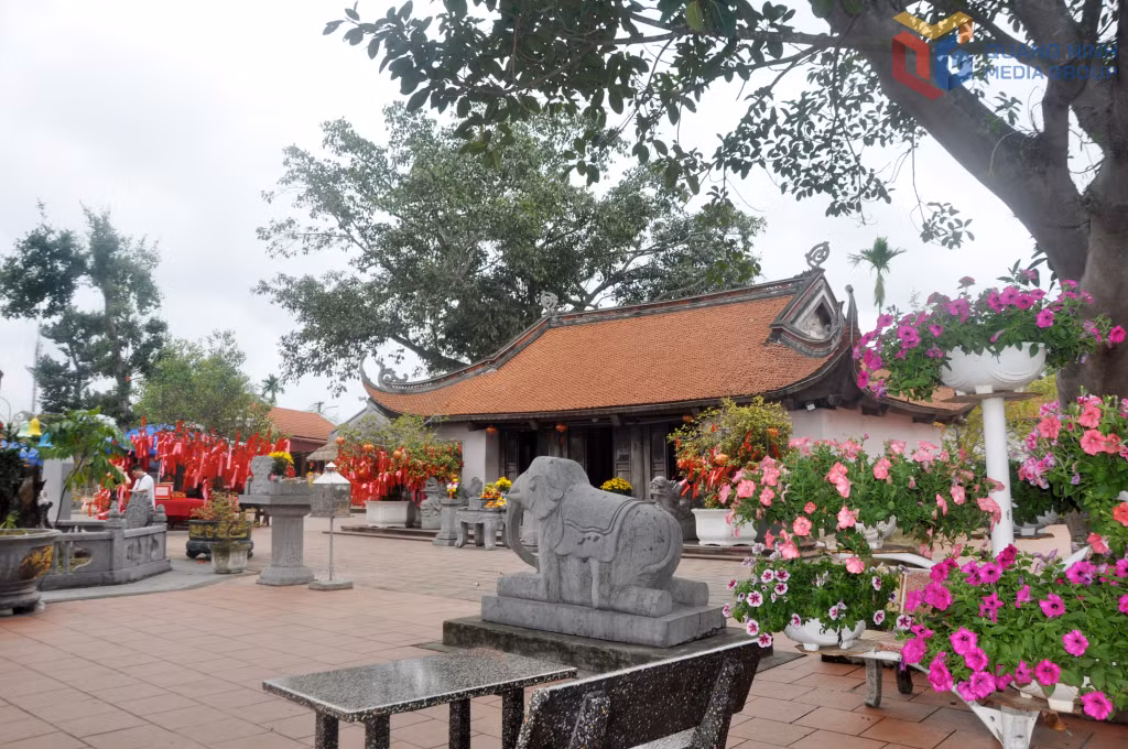 Miếu Vua Bà trong khu di tích Bạch Đằng.
