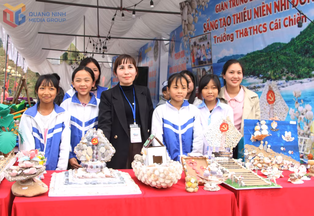 Học sinh xã Cái Chiên tái chế thành sản phẩm lưu niệm. 