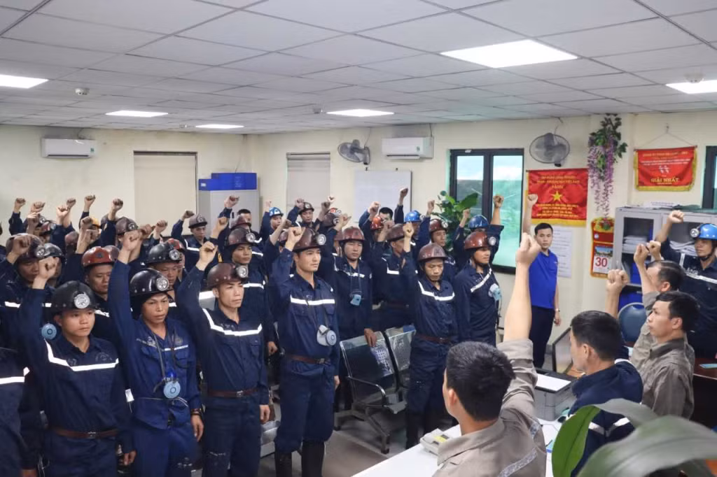 Công nhân Công ty Than Hạ Long quyết tâm thi đua lao động sản xuất an toàn, hoàn thành các chỉ tiêu kế hoạch.