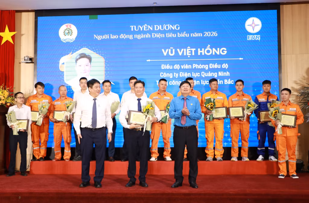 Anh Vũ Việt Hồng, Điều độ viên được Công đoàn Điện lực Việt Nam trao tặng giải thưởng “Người lao động tiêu biểu năm 2026”.