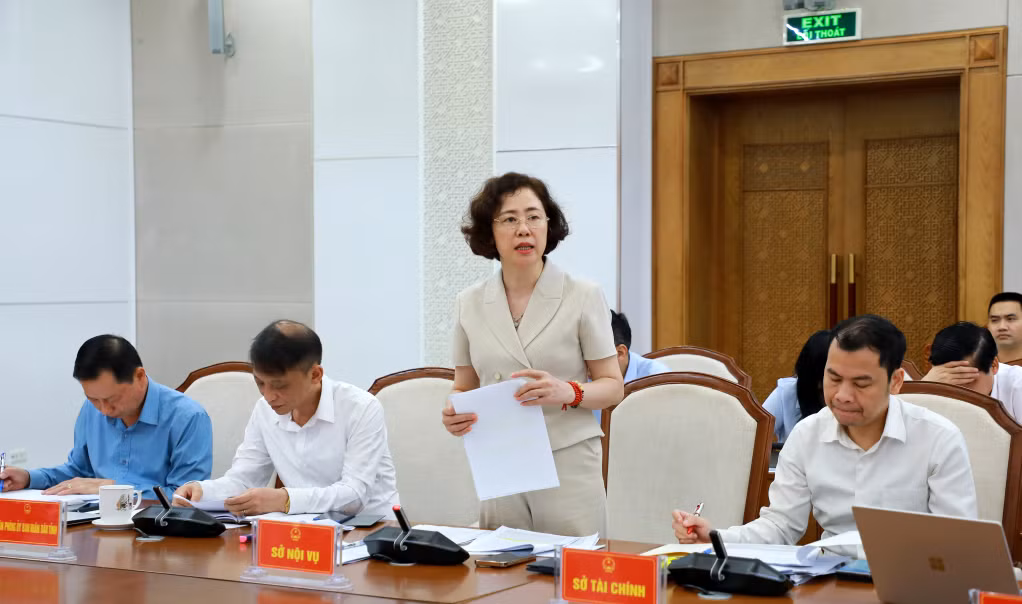 Đại diện lãnh đạo các sở, ngành phát biểu ý kiến tại hội nghị.