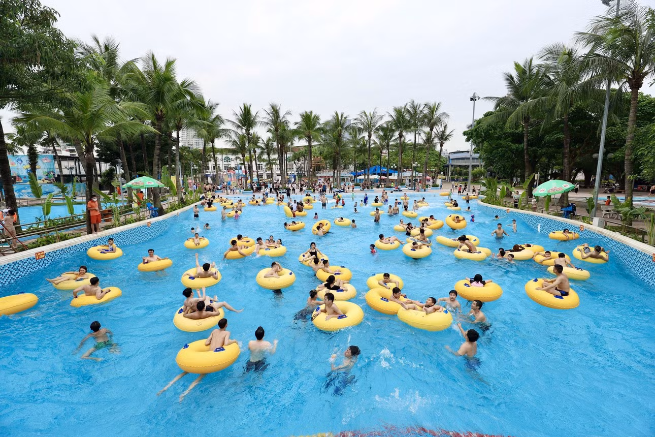 Bơi lội vẫn là hoạt động tốt cho sức khỏe nếu người dân biết bảo vệ da đúng cách. Ảnh minh họa.