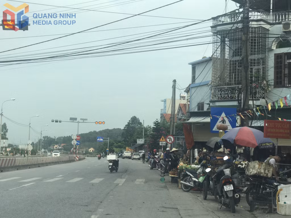 Chợ lấn chiếm trên QL18A đoạn đi qua địa bàn phường Tuần Châu tồn tại nhiều năm nay nhưng chưa được giải quyết dứt điểm.