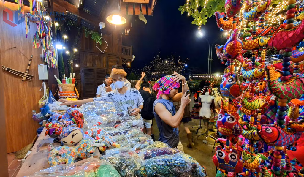 Hòa mình vào không gian đẹp, sôi động, du khách thích thú chọn những món quà lưu niệm mang về cho người thân.
