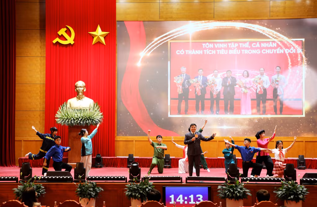 Thí sinh Nguyễn Bá Khải, Chuyên viên Ban Xây dựng Đảng, Đảng ủy phường Bãi Cháy trình bày phần thi.