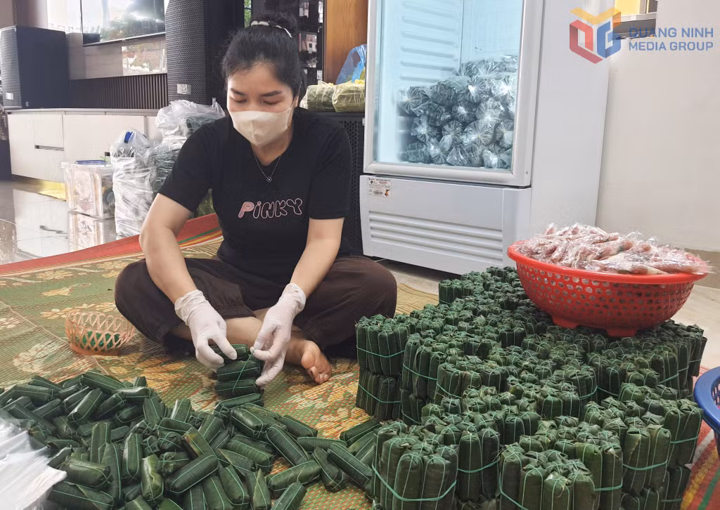 Chế biến nem chua tại cơ sở sản xuất giò chả Việt Nga (khu Bình Xuân, phường Mạo Khê).
