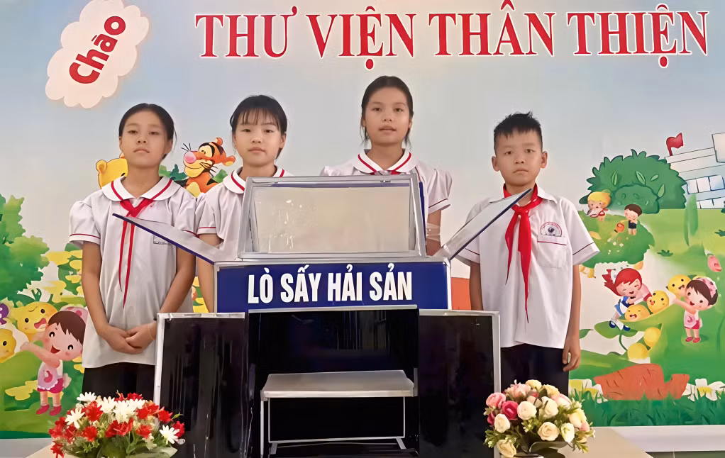 Nhóm các em học sinh Trường TH&amp;THCS Thanh Lân cùng mô hình sản phẩm “Lò sấy hải sản” từ vật liệu tái chế xuất sắc đoạt giải Quốc gia cuộc thi "Cùng em sáng tạo STEM 2026". (Ảnh do Trường TH&amp;THCS Thanh Lân cung cấp).