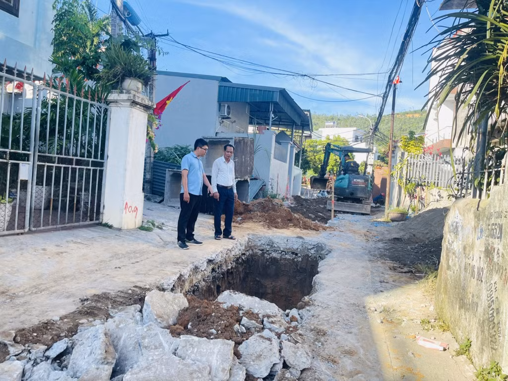 Đơn vị thi công đang tiến hành gia công cốt thép cống hộp để hoàn thiện hệ thống thoát nước dân sinh tại Dự án cải tạo, nâng cấp tuyến đường đoạn từ dốc Tình Nghĩa đến ngõ 135, khu 7, phường Bãi Cháy.