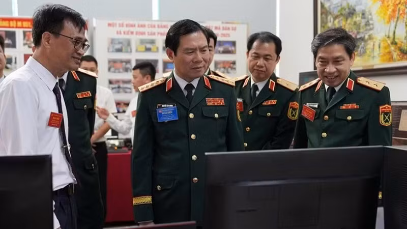 Đại tướng Nguyễn Tân Cương, Ủy viên Trung ương Đảng, Ủy viên Thường vụ Quân ủy Trung ương, Tổng Tham mưu trưởng Quân đội nhân dân Việt Nam, Thứ trưởng Quốc phòng tham quan các sáng kiến trưng bày tại Đại hội Đảng bộ Ban Cơ yếu Chính phủ nhiệm kỳ 2025-2030. (Ảnh: qdnd.vn)
