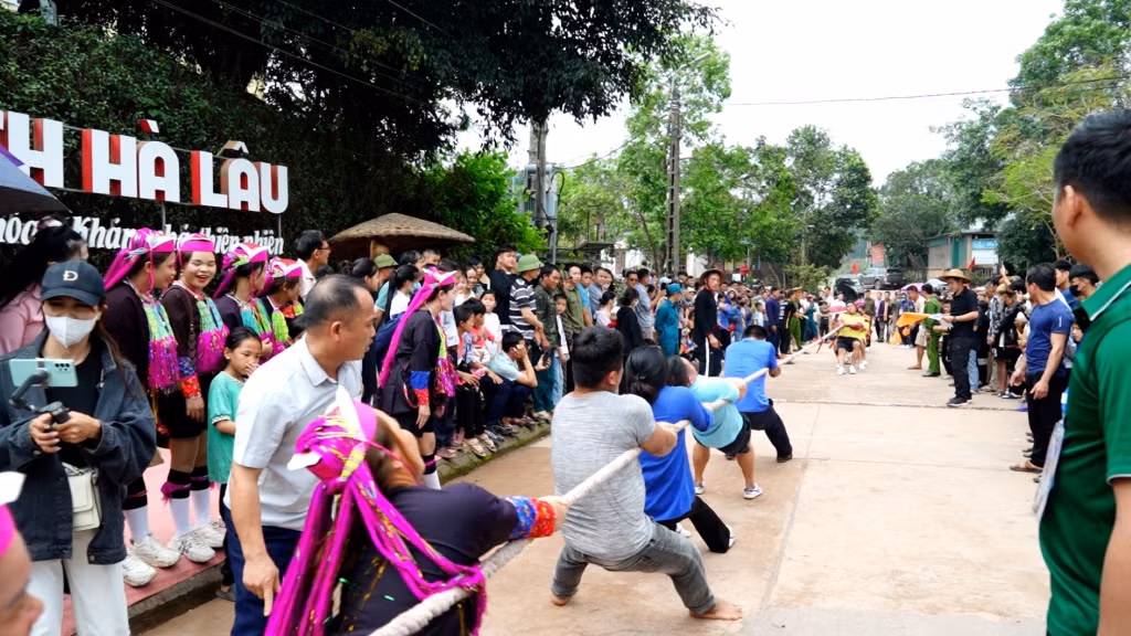 Khuyến khích các sinh hoạt cộng đồng gắn với giáo dục truyền thống và phát triển du lịch bền vững.