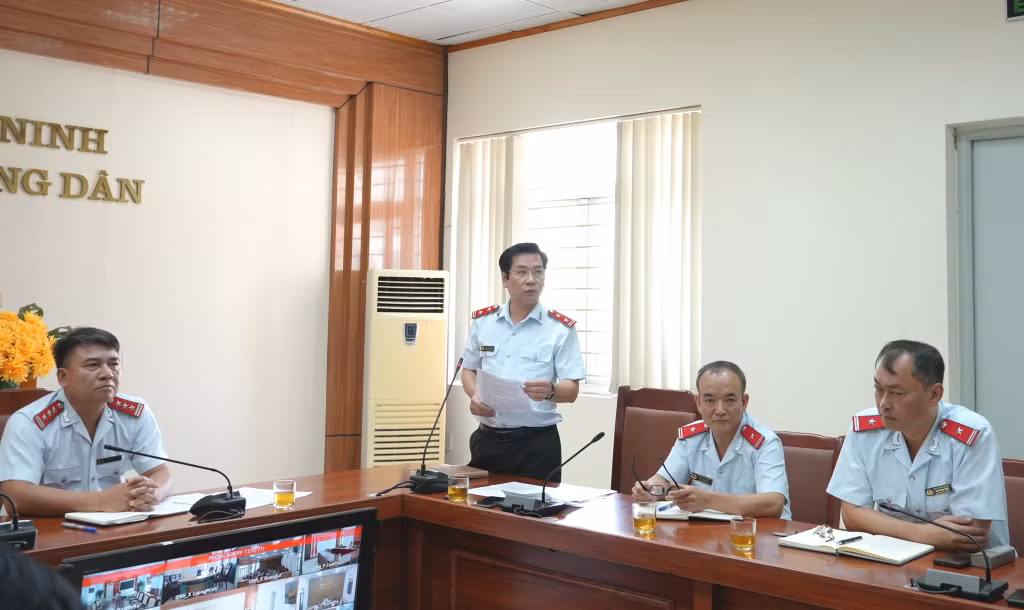 Trưởng đoàn Đoàn Thanh tra (Thanh tra tỉnh) công bố quyết định thanh tra.