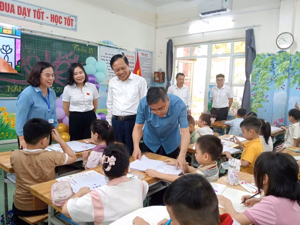 Đồng chí Nguyễn Chí Thành, Ủy viên BTV Tỉnh ủy, Phó Chủ tịch Thường trực Ủy ban MTTQ tỉnh cùng lãnh đạo phường Uông Bí tham quan lớp học tại điểm Trường Tiểu học Yên Thanh (Trường TH &amp; THCS Uông Bí).