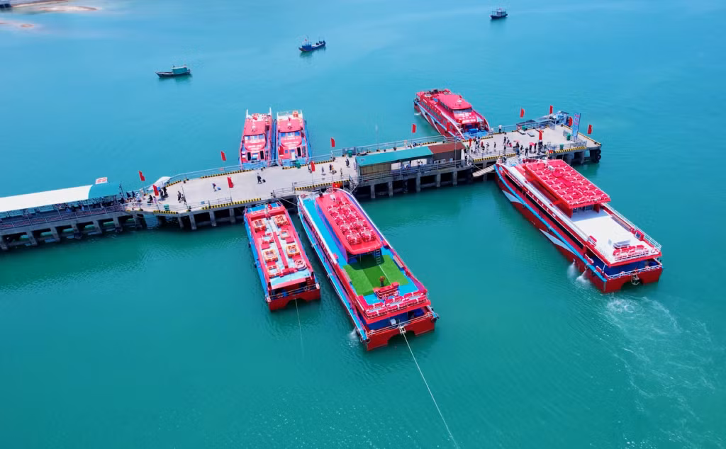 Lượng khách tăng cao, khu vực cầu cảng Cô Tô luôn nhộn nhịp, hoạt động vận tải được duy trì liên tục.