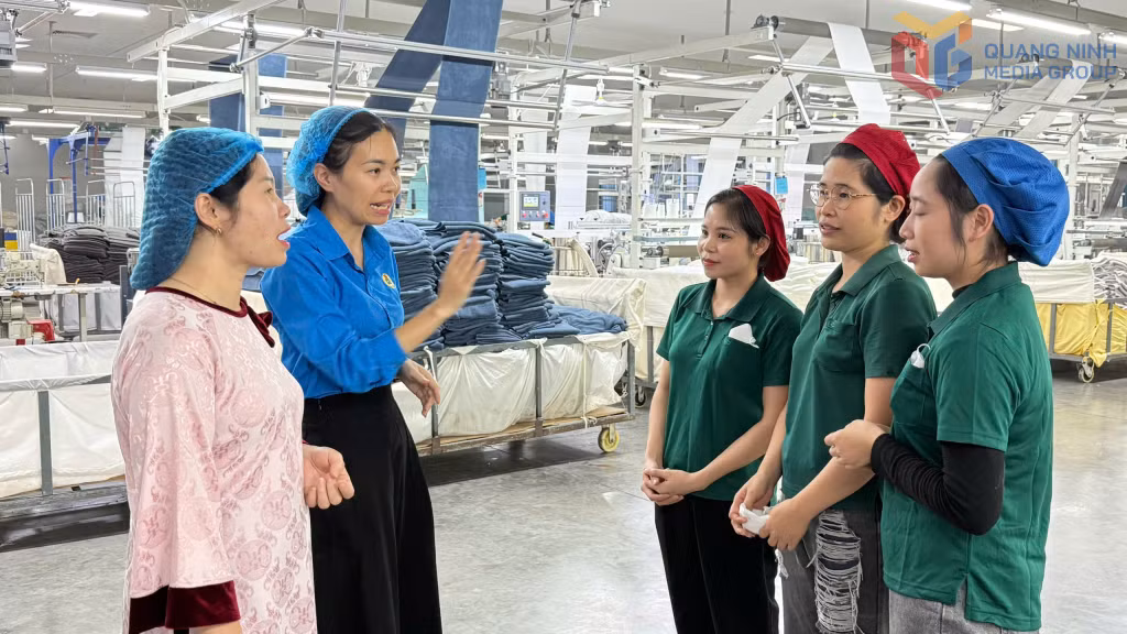 Chị Đào Ngọc Anh (thứ 2 từ trái sang), Chủ tịch Công đoàn Công ty TNHH Đại Đông Việt Nam trò chuyện cùng người lao động.