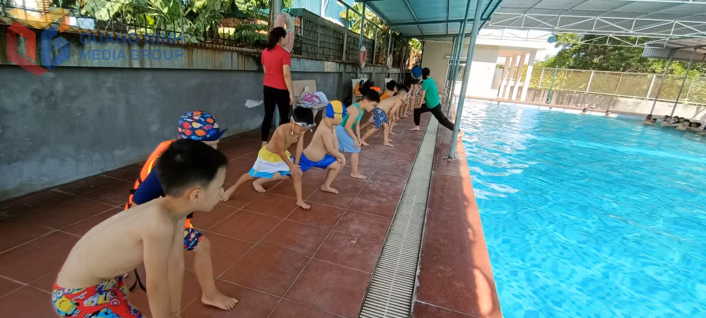 Việc dạy bơi cho các em nhỏ luôn được tỉnh Quảng Ninh quan tâm rất chu đáo.