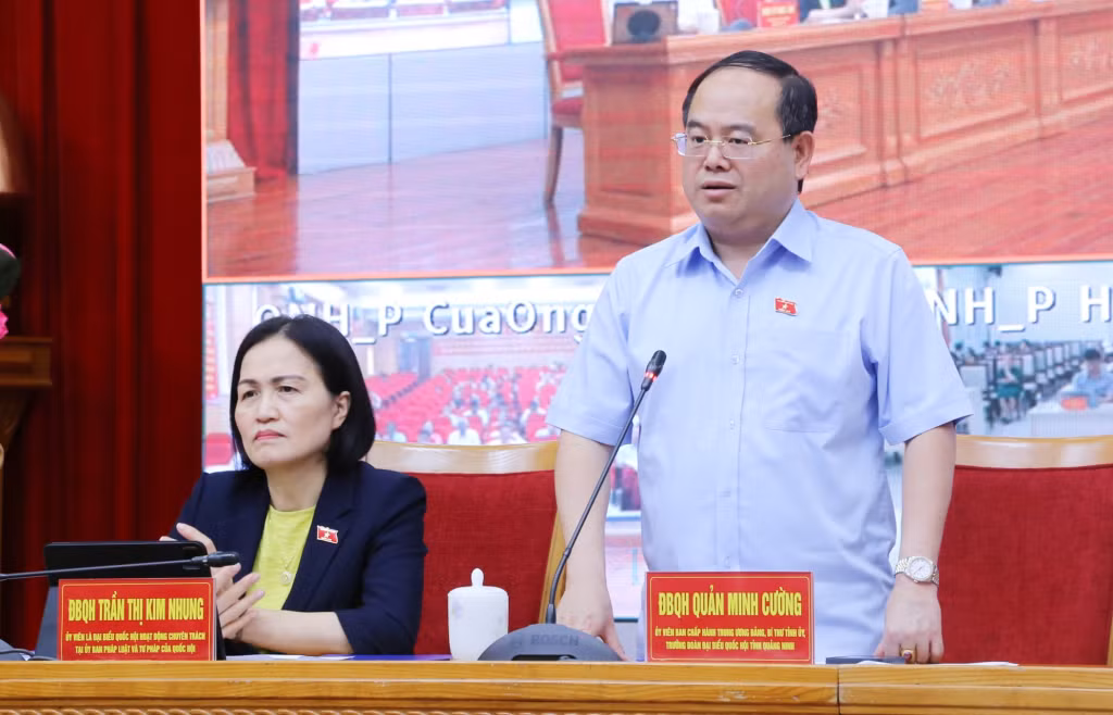 Đại biểu Quản Minh Cường, Ủy viên Trung ương Đảng, Bí thư Tỉnh ủy, Trưởng Đoàn ĐBQH tỉnh, phát biểu tại chương trình tiếp xúc cử tri.