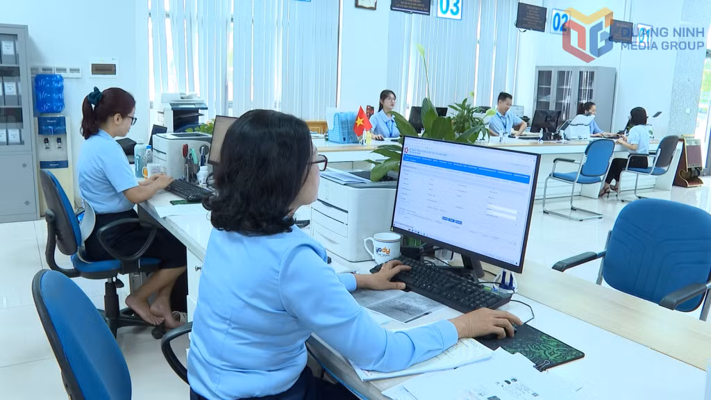 CBCC Trung tâm Phục vụ Hành chính công tỉnh xử lý công việc hoàn toàn trên môi trường số nhờ có hạ tầng số đồng bộ.