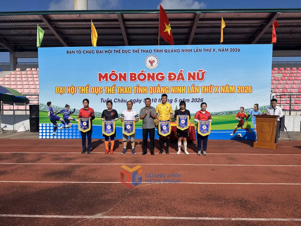 Ban tổ chức tặng cờ lưu niệm chào mừng các đội về tham dự thi đấu