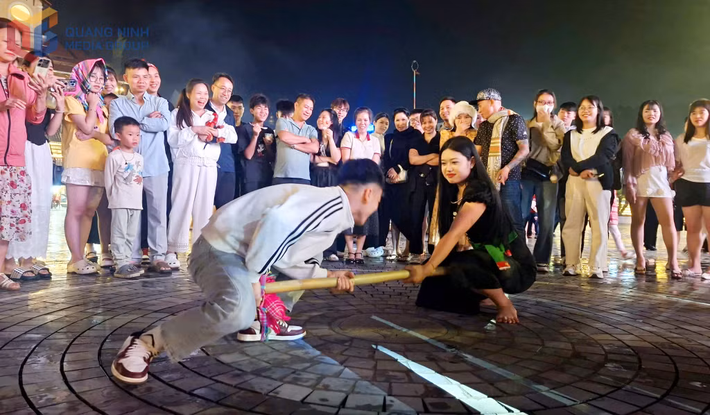 Trong không gian sôi động của lễ hội vùng cao, du khách được trải nghiệm các trò chơi, thi đấu đẩy gậy với các cô gái Thái duyên dáng.