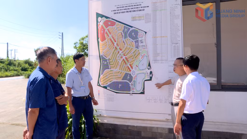 Cán bộ phường Uông Bí và chủ đầu tư rà soát quy hoạch Dự án Công viên nghĩa trang Thiên Phúc Vĩnh Hằng Viên.