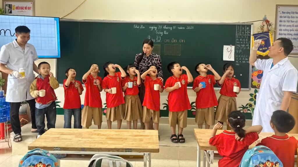 Trẻ uống thuốc tẩy giun tại Trường Tiểu học Đầm Hà 1.