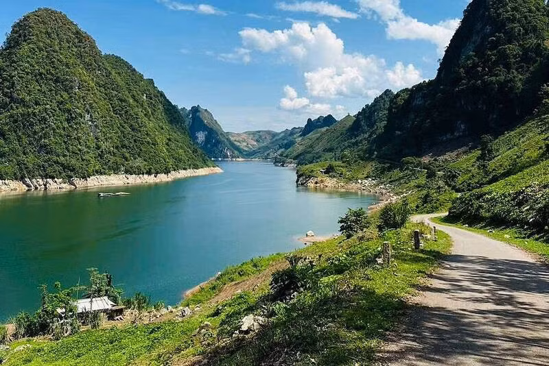 Bản Huổi Loóng ven lòng hồ được xã Tủa Thàng xây dựng thành điểm du lịch cộng đồng. Ảnh: UBND xã Tủa Thàng