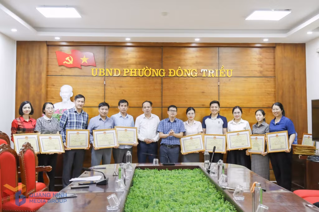 Phường Đông Triều khen thưởng các cá nhân hoàn thành xuất sắc nhiệm vụ làm sạch dữ liệu đất đai.