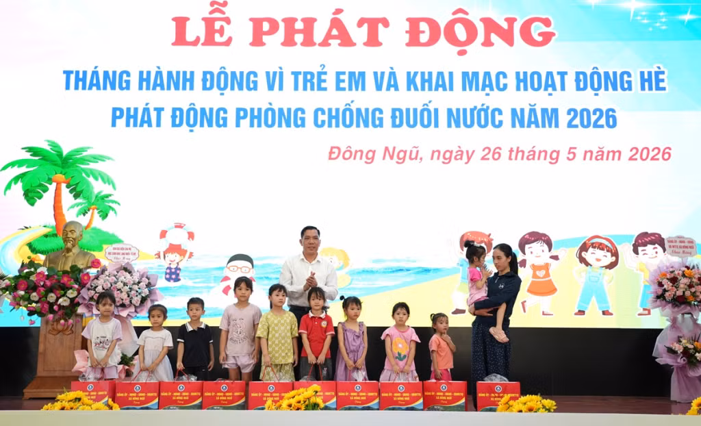 Lãnh đạo UBND xã Đông Ngũ trao quà cho các em nhỏ có hoàn cảnh khó khăn trên địa bàn xã.