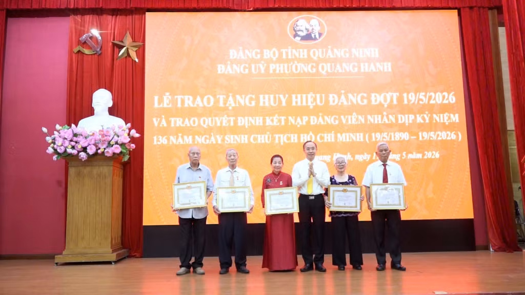 Đồng chí Dương Mạnh Cường, Ủy viên Ban Thường vụ, Chánh Văn phòng Tỉnh ủy, trao tặng Huy hiệu Đảng cho các đảng viên lão thành.