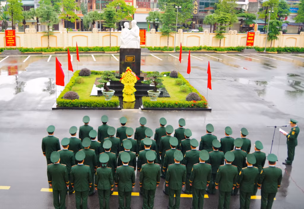 Quang cảnh buổi lễ dâng hoa tại Tượng đài “Bác Hồ với chiến sĩ Biên phòng”